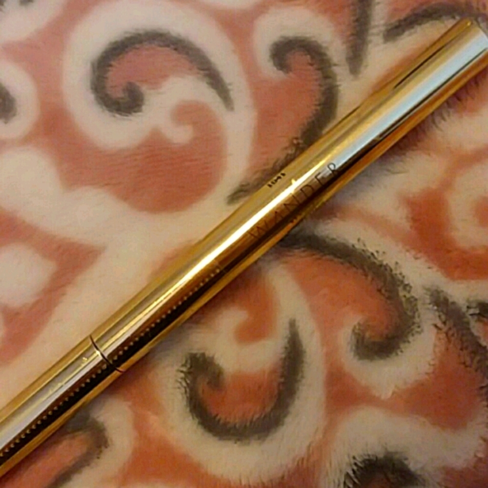 Wander eye liquid liner
